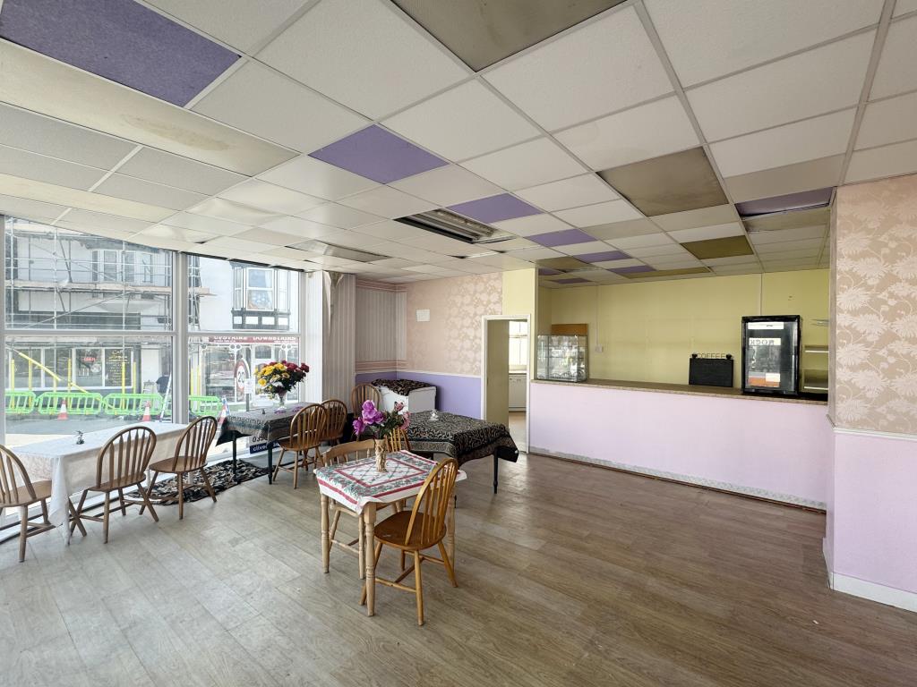 Lot: 22 - PROMINENT TOWN CENTRE VACANT COMMERCIAL UNIT - Commercial unit with wooden floor and ceiling tiles